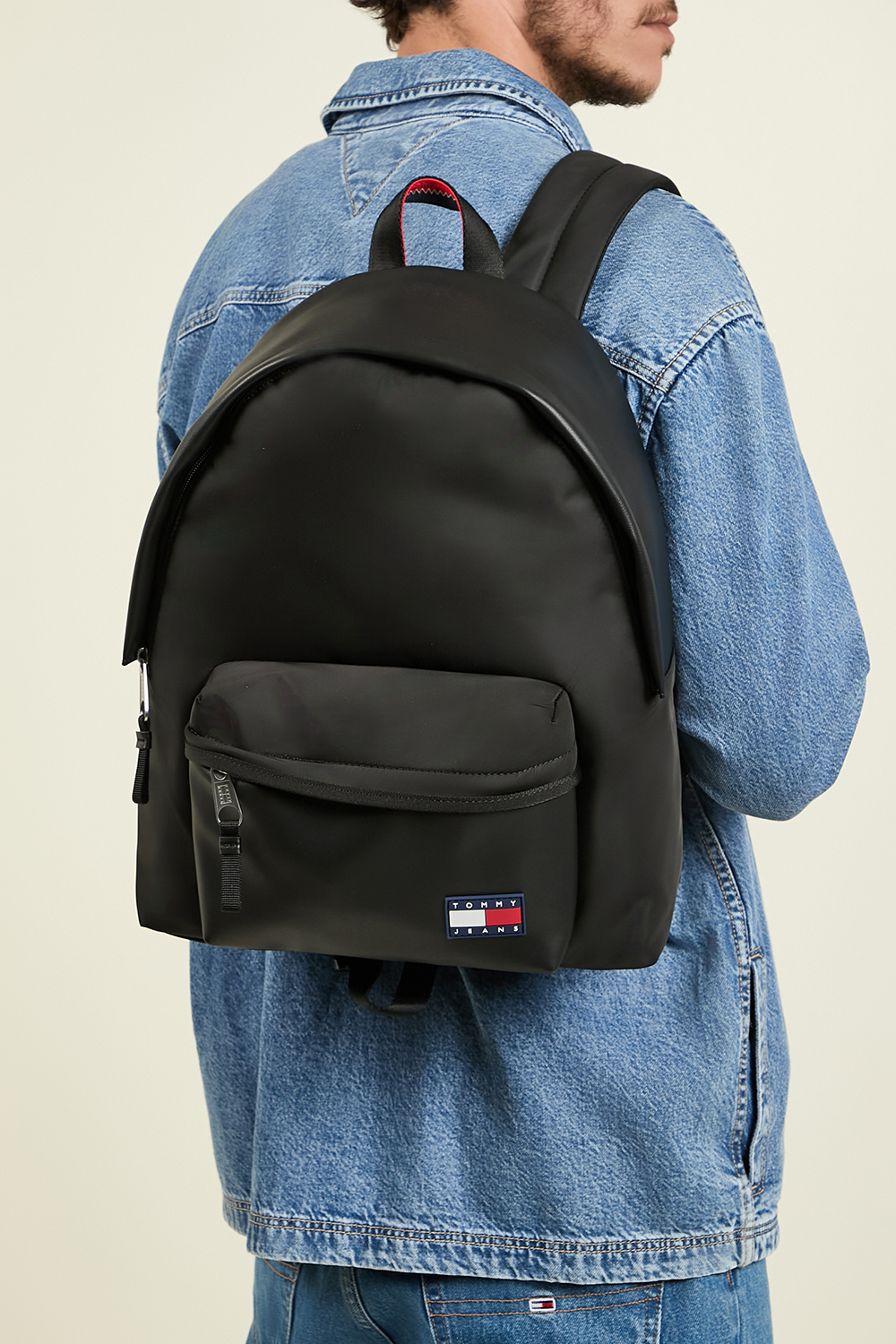 תמונת כל הלוק של תיק גב TOMMY HILFIGER